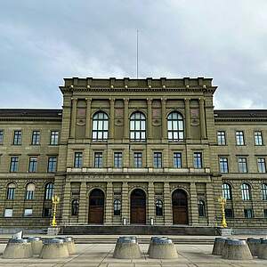 Foto des ETH-Hauptgebäudes in Zürich